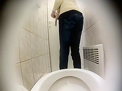Bubble butt spied while on the crapper